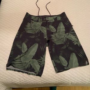 Lululemon Men’s El Current Board Shorts 32